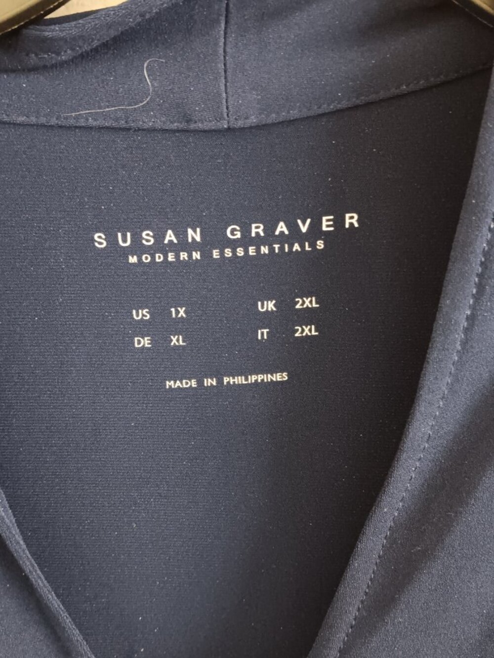 Susan Graver Modern Essentials Liquid Knit Voop Neck Top, Navy Sz 1X a672463 - Picture 4 of 4